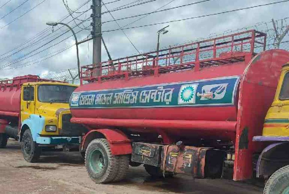 Khulna tank-lorry owners go on strike protesting fuel price hike  