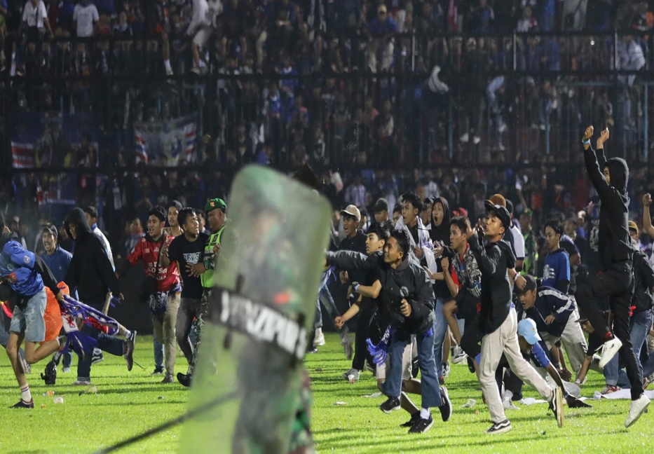 129 dead in Indonesian football match panic 