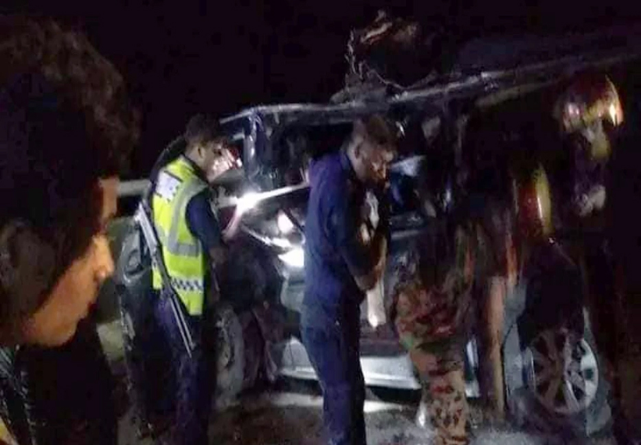 3 killed, 9 injured in microbus accident in Sirajganj  

