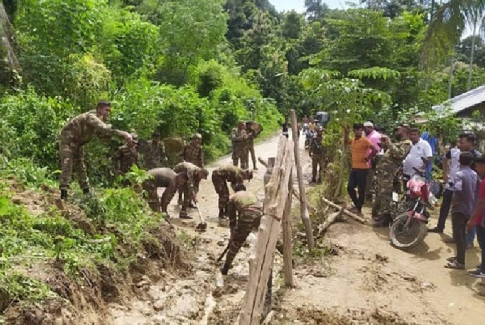 Thousands of tourists stuck in Sajek as landslide blocks road