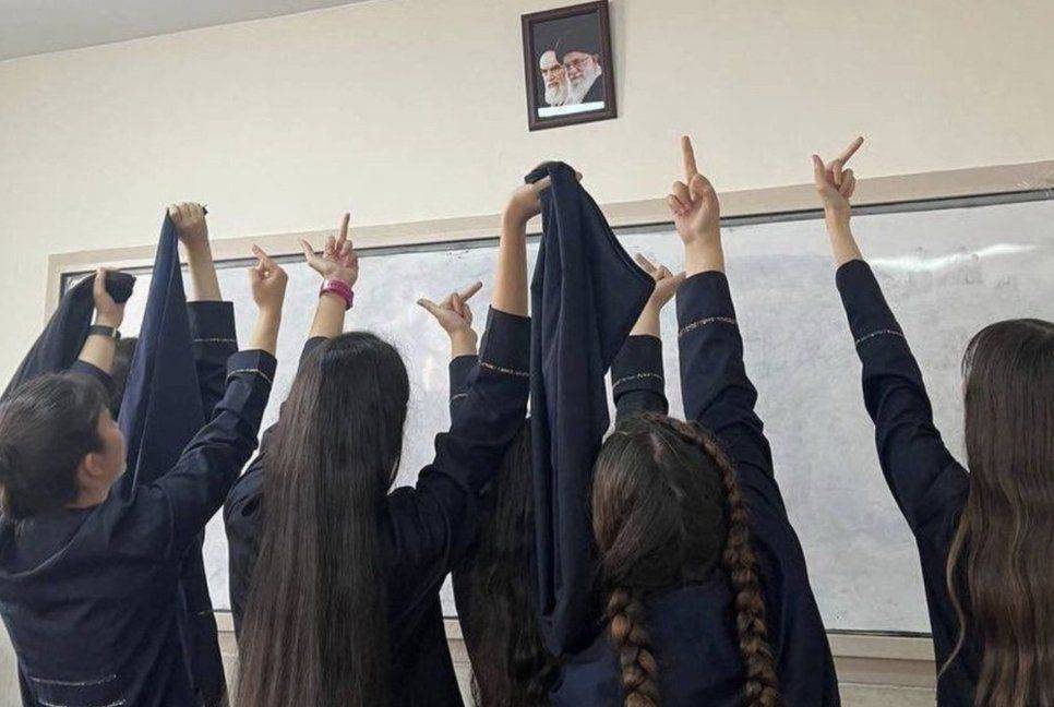 Iran schoolgirls remove hijabs