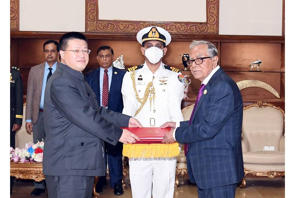 Chinese envoy presents credentials to President