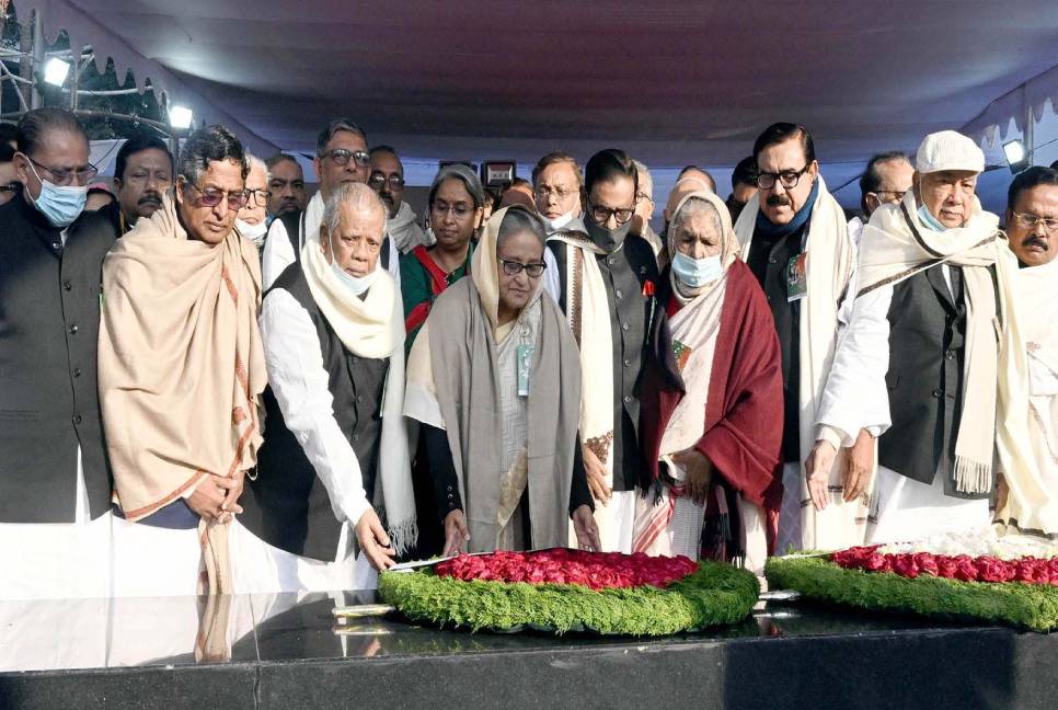 AL pays homage to Bangabandhu on Homecoming Day