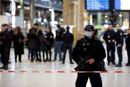 6 wounded in Paris station knife attack