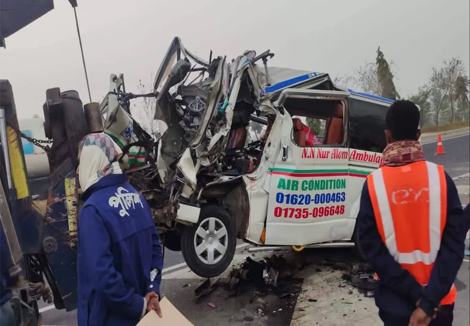 Patient among 6 dead as truck hits ambulance