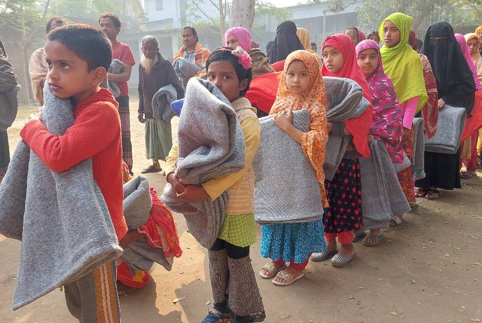 Bashundhara distributes blankets among poor in Naogaon