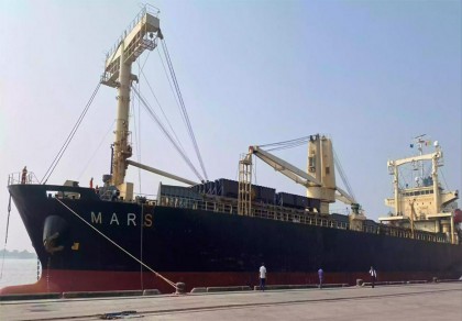 Shipment for Bangabandhu Rail Bridge construction material arrives at Mongla port