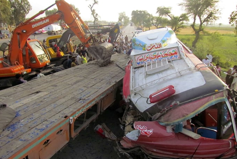 40 killed in southwest Pakistan bus crash: official