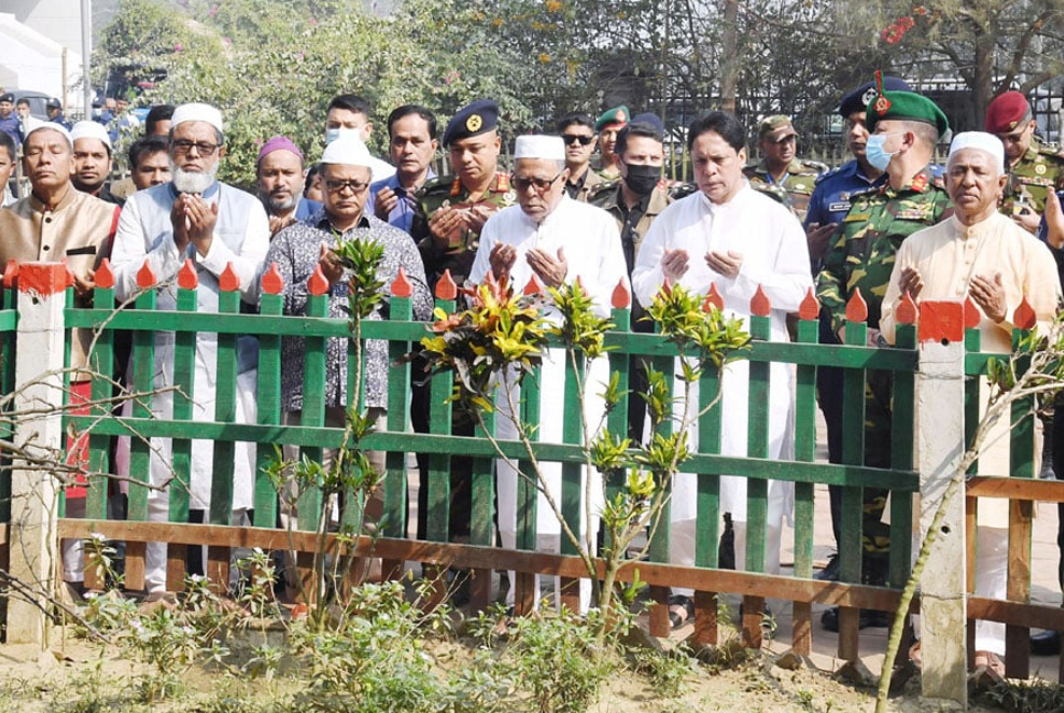 President offers doa at his family graveyard at Mithamain