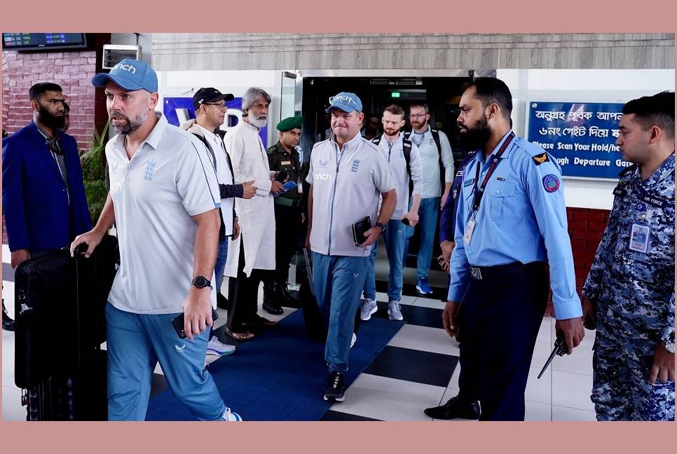 England cricket team arrives in city