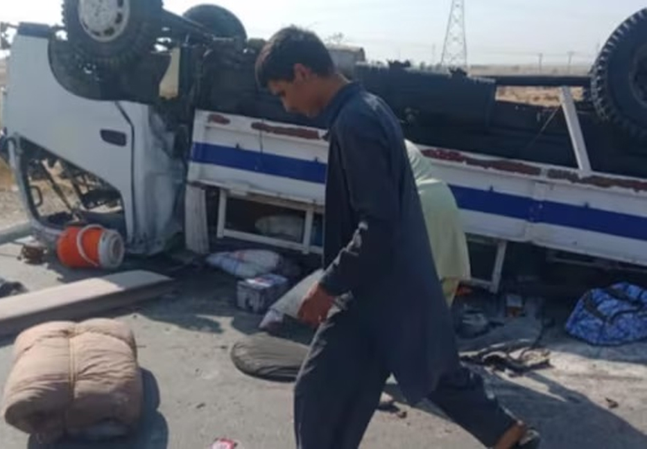 Nine Pakistan police officers killed in suicide bombing 