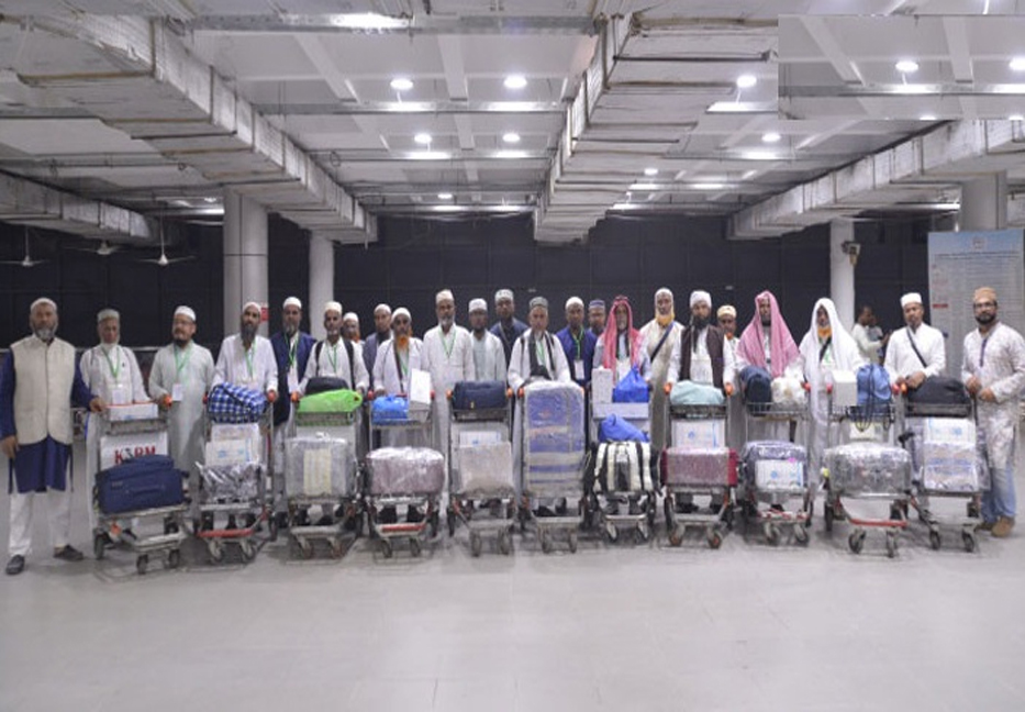 24 pilgrims return home after performing Umrah under Bashundhara support