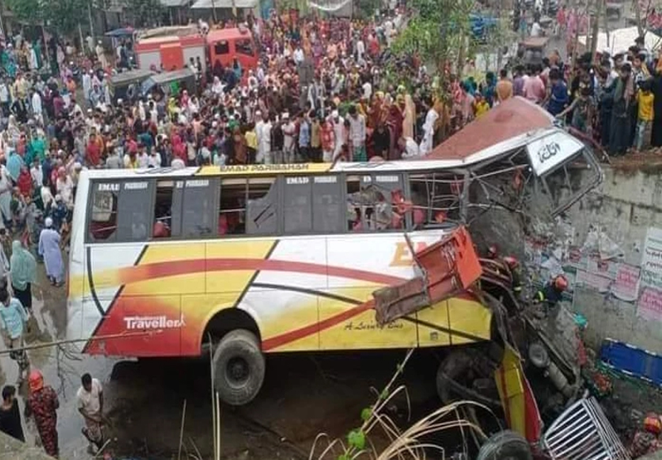 19 killed as Bus falls into ditch in Madaripur