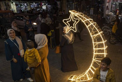 Ramadan begins in Mideast amid high costs