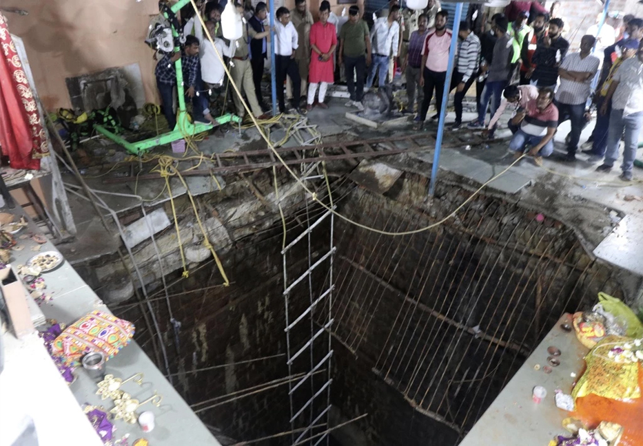 35 dead as covering over well at Indian temple collapses 