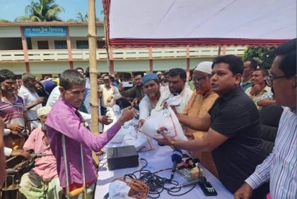 Bashundhara, Rongdhanu Group continue to distribute rice among poor families