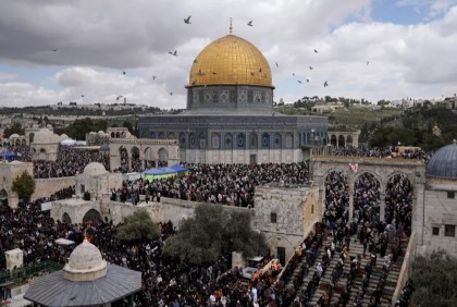 Israeli police clash with worshipers at Jerusalem holy site