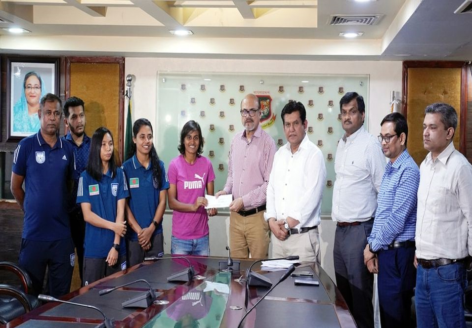 BCB awards Tk50 lakh to women football team