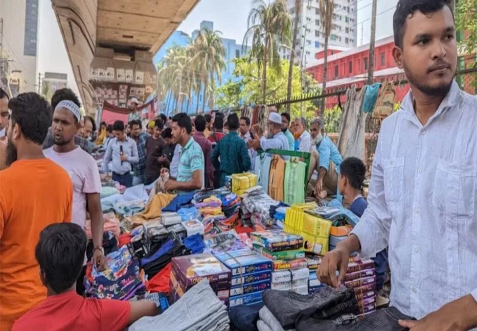 Bangabazar traders set up 800 temporary shops at the site