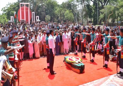 People pay last respects to Dr Zafrullah at Shaheed Minar