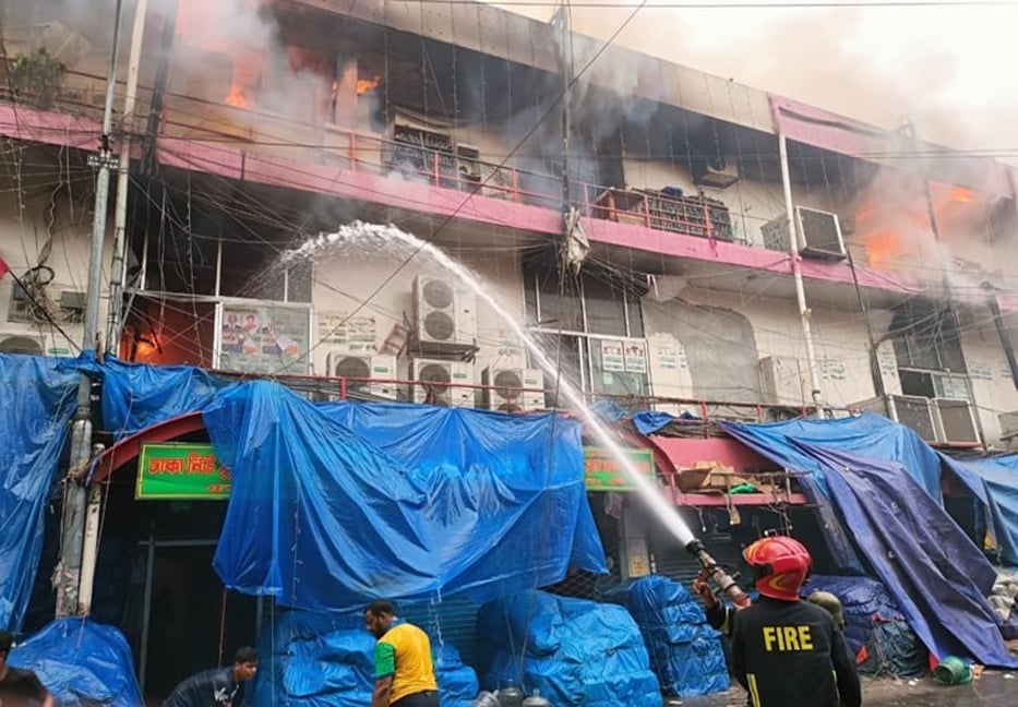 New Super Market fire: 200 shops gutted, 30 injured 

