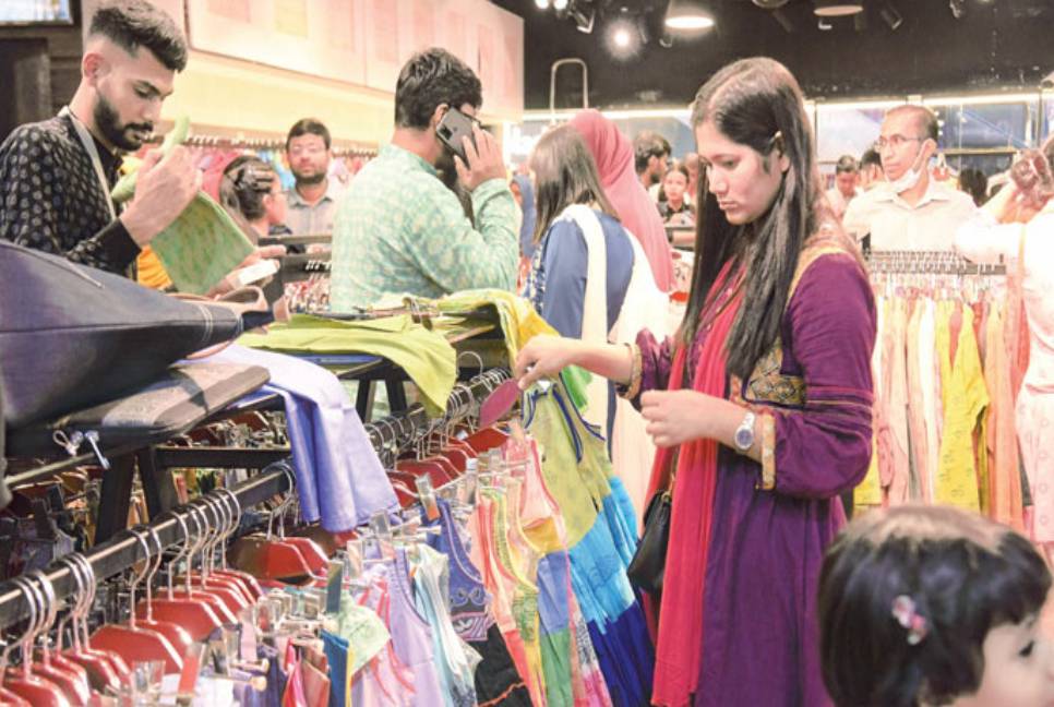 Shoppers get cool at Bashundhara City amidst heat wave