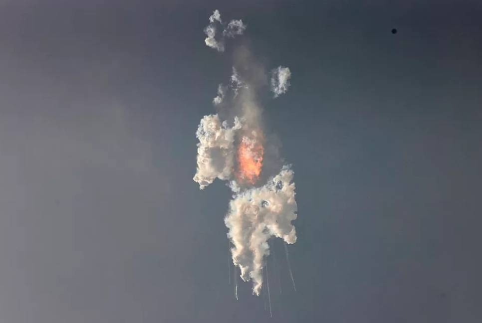 Elon Musk's big rocket explodes on test flight