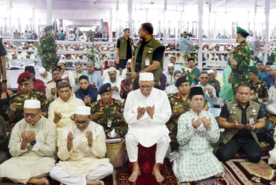 President offers Eid-ul-Fitr prayers at National Eidgah