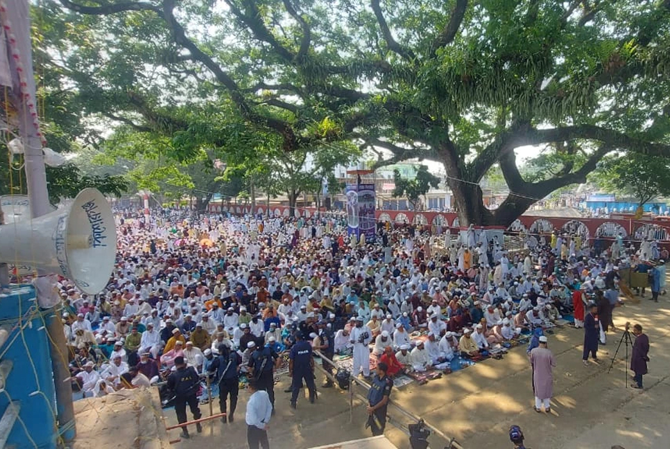 Over 5 lakh Muslims attend Sholakia Eid jamaat