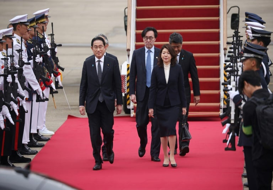 Japan PM arrives in S. Korea for landmark summit

