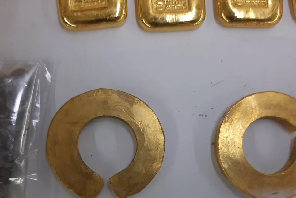 Two passengers arrested in Dhaka Airport with 1 kg gold