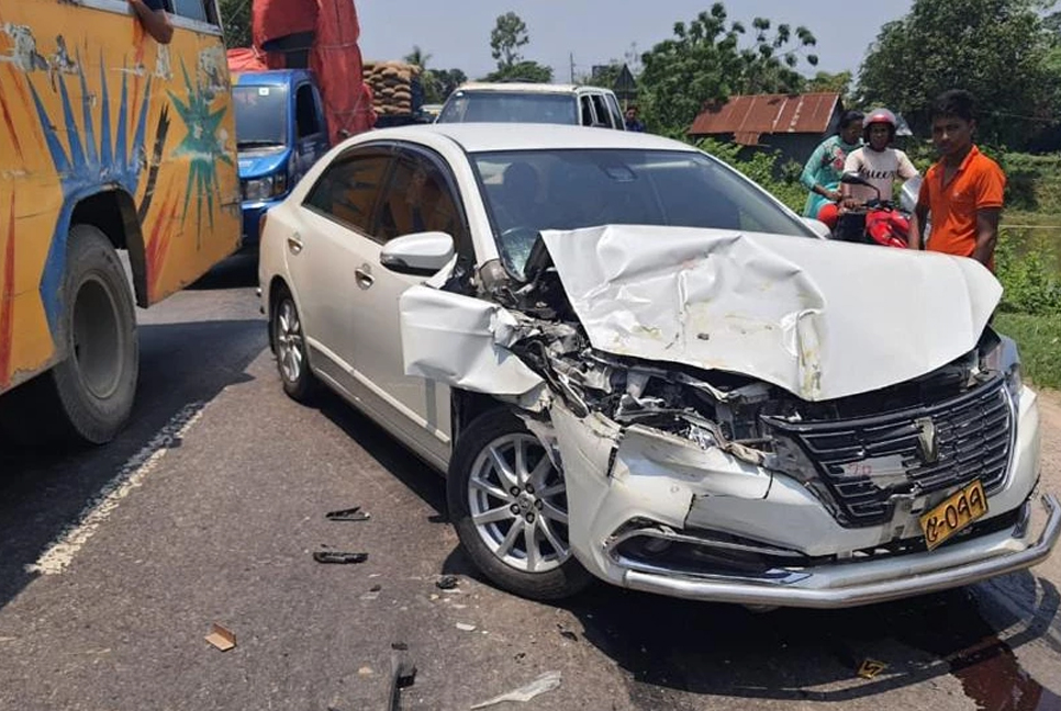 Pak diplomat, his family members escape unhurt after a bus hits his car in B'baria