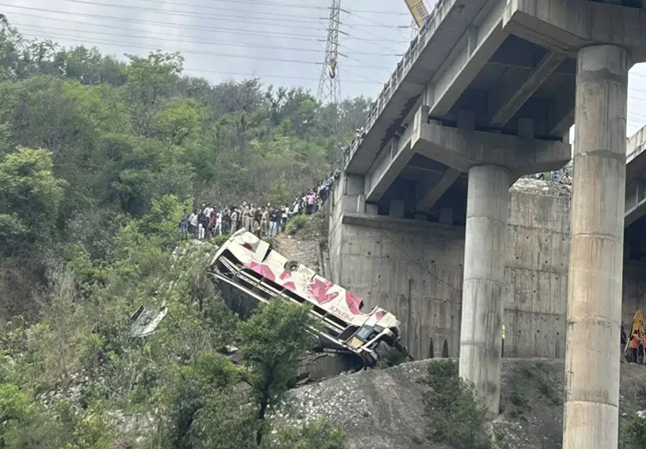 10 dead as Hindu pilgrims’ bus falls into gorge in Kashmir