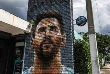 Fans wait for Messi in Miami shirt