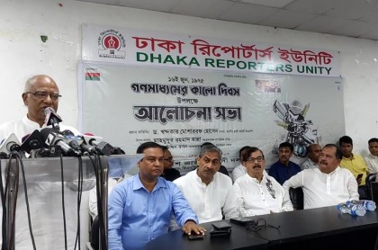 Govt seeking foreign loans everywhere to run country as economy not in dignity: Mosharraf