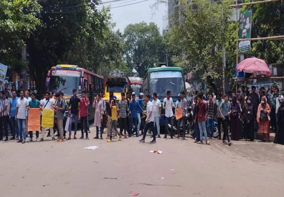 Students of seven DU-affiliated colleges block Nilkhet intersection 