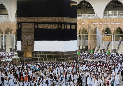 Huge crowds circle Kaaba as hajj begins in hot Saudi summer