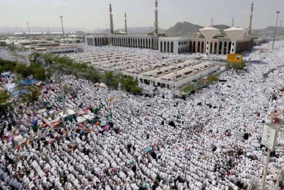 Pilgrims ascend Mount Arafat for hajj climax