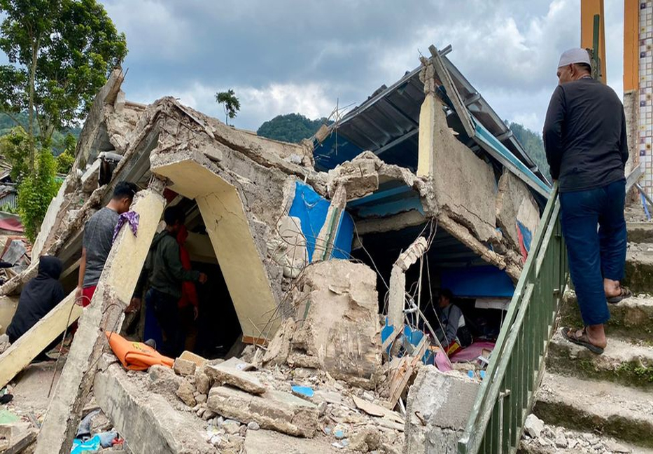 Strong earthquake jolts Indonesia’s Java, kills 1