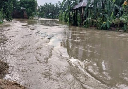 10 villages in Sunamganj submerged in floods, rain continues