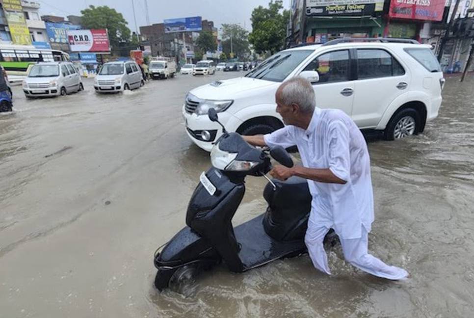 Delhi schools close after monsoon floods kill at least 15