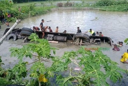 17 die as bus plunges into pond in Jhalakathi