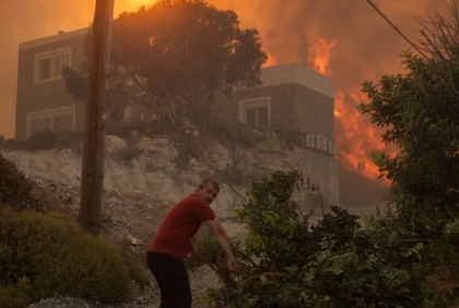 Crash of plane fighting Greek island wildfire kills both pilots as Italian blaze claims 2 lives