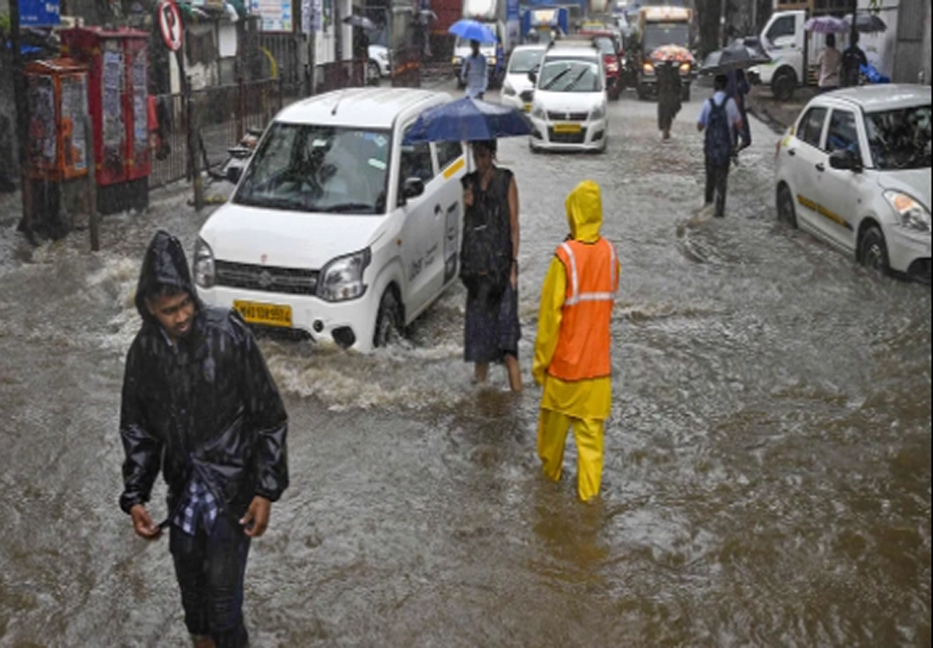 ‘Red alert’ issued due to torrential rain in Mumbai