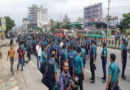 Clashes break out between BNP men and police at several entrances of Dhaka