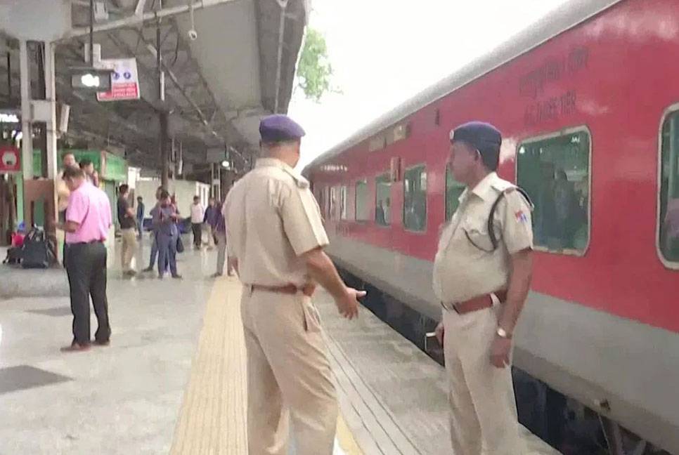 India railway constable shoots four dead