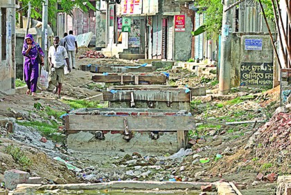 Broken roads and waterlogging: Sufferings in DNCC