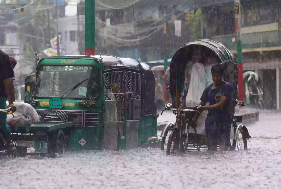 Heavy rain triggers severe waterlogging in Ctg for 4 days