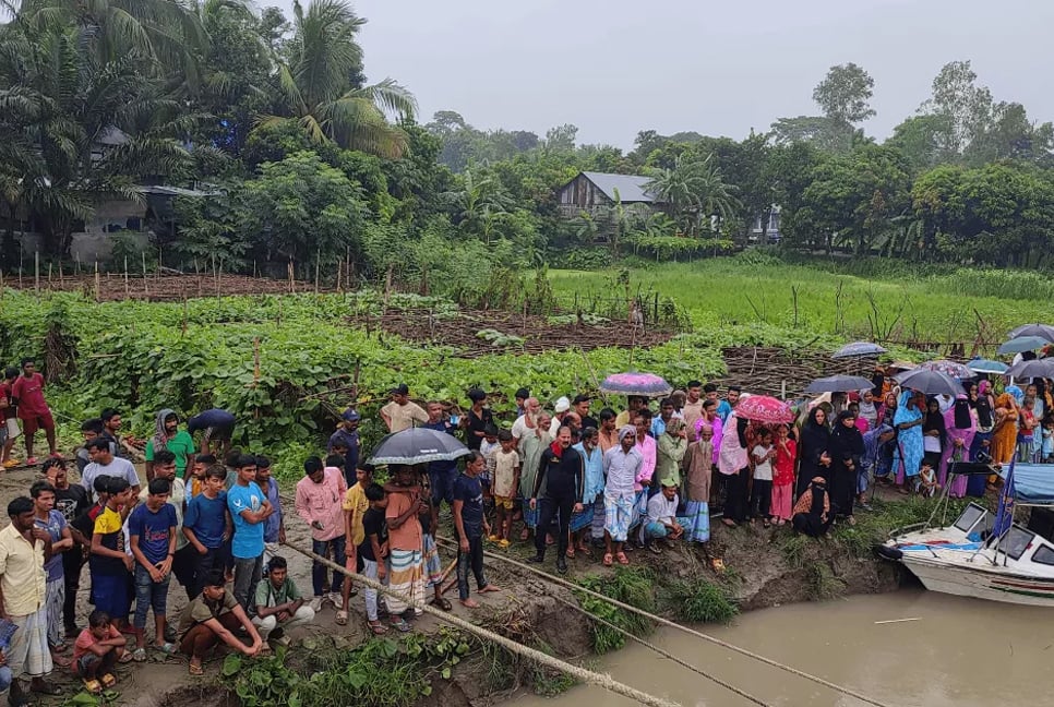 Munshiganj trawler capsize: 5 still missing