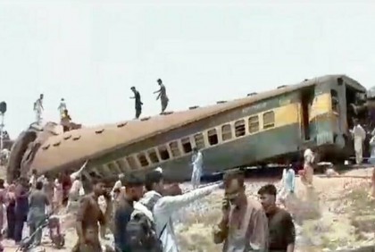 Train derailment kills 15, hurt 50 in Pakistan